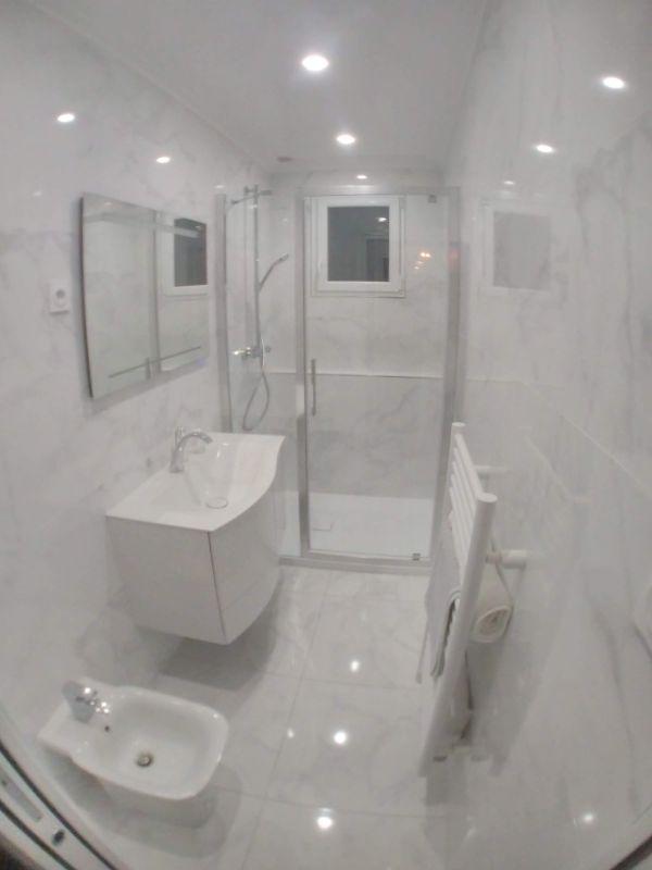 Salle de bain blanche